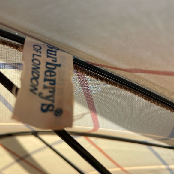 Burberry’s Umbrella With Wooden J Handle - Picture 3 of 10